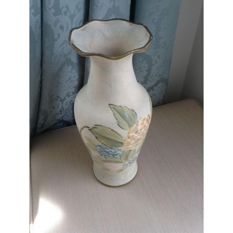 Vase with flower design