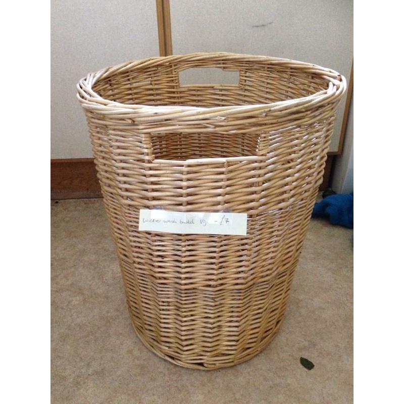 Wicker wash basket/ laundry basket