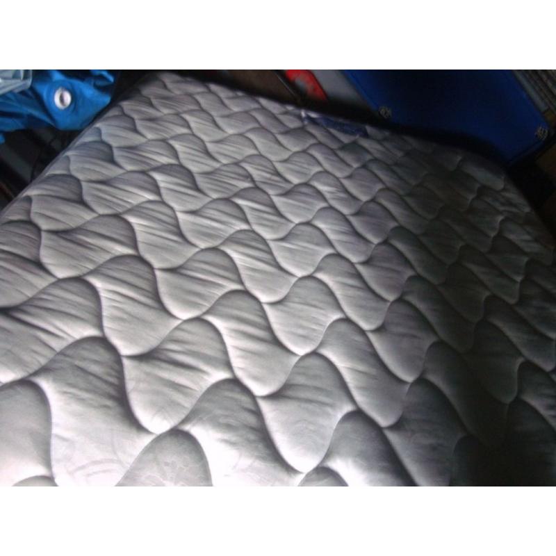 FREE TO UPLIFT - Silent night miracoil kingsixe mattress barely used