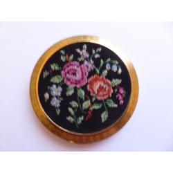Lovely embroidered compact in good condition. Hinge is strong with no wear, mirror perfect - VINTAGE