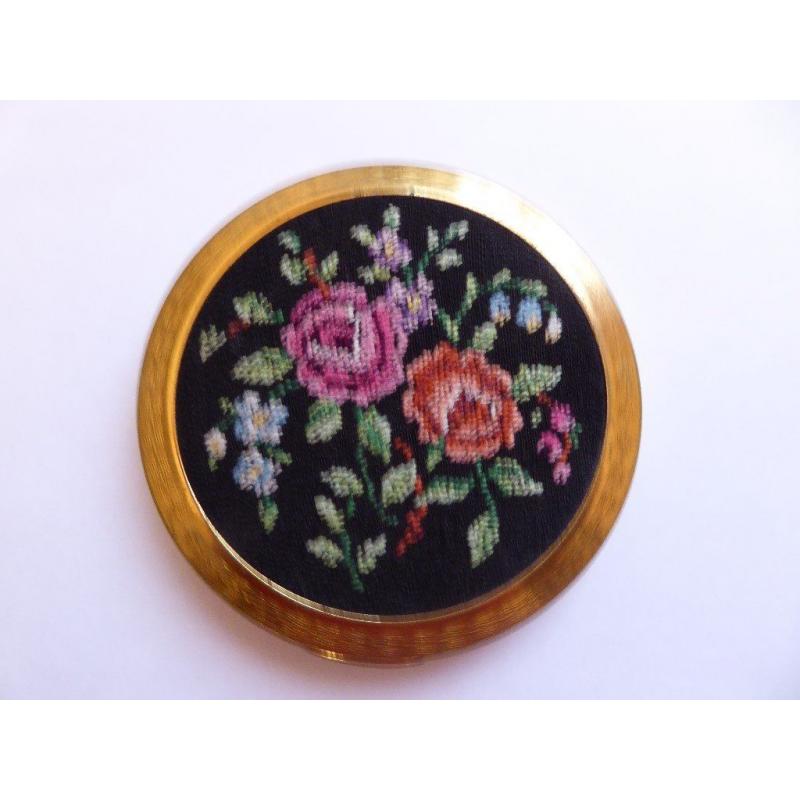 Lovely embroidered compact in good condition. Hinge is strong with no wear, mirror perfect - VINTAGE