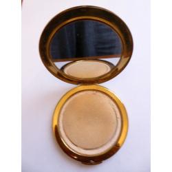 Lovely embroidered compact in good condition. Hinge is strong with no wear, mirror perfect - VINTAGE