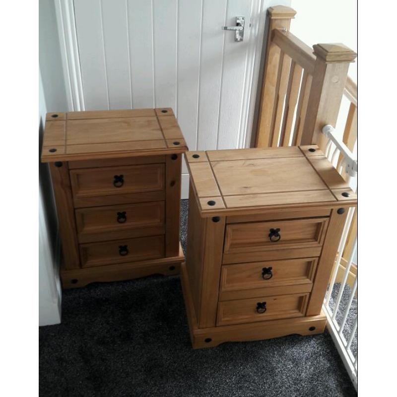 Set of bedside cabinets