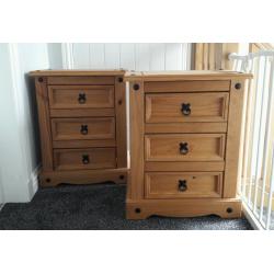 Set of bedside cabinets