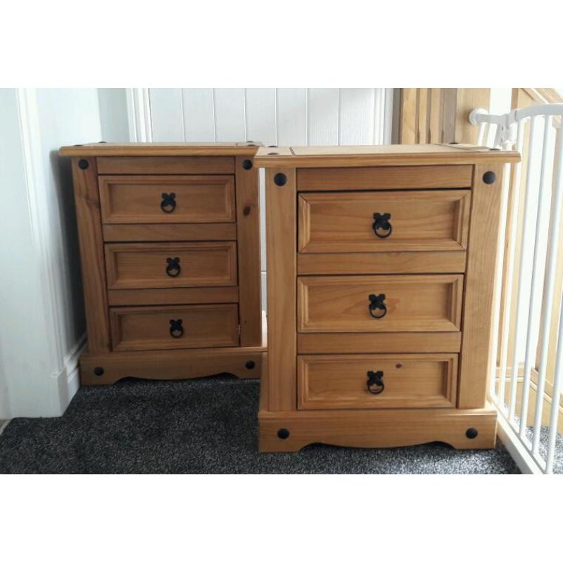 Set of bedside cabinets