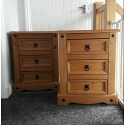 Set of bedside cabinets