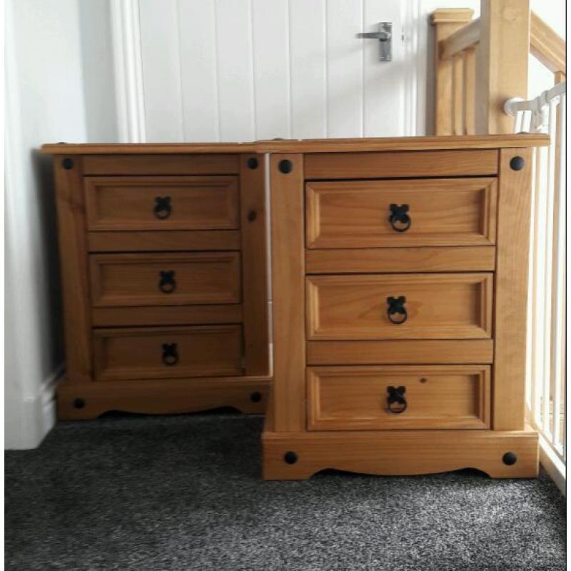 Set of bedside cabinets