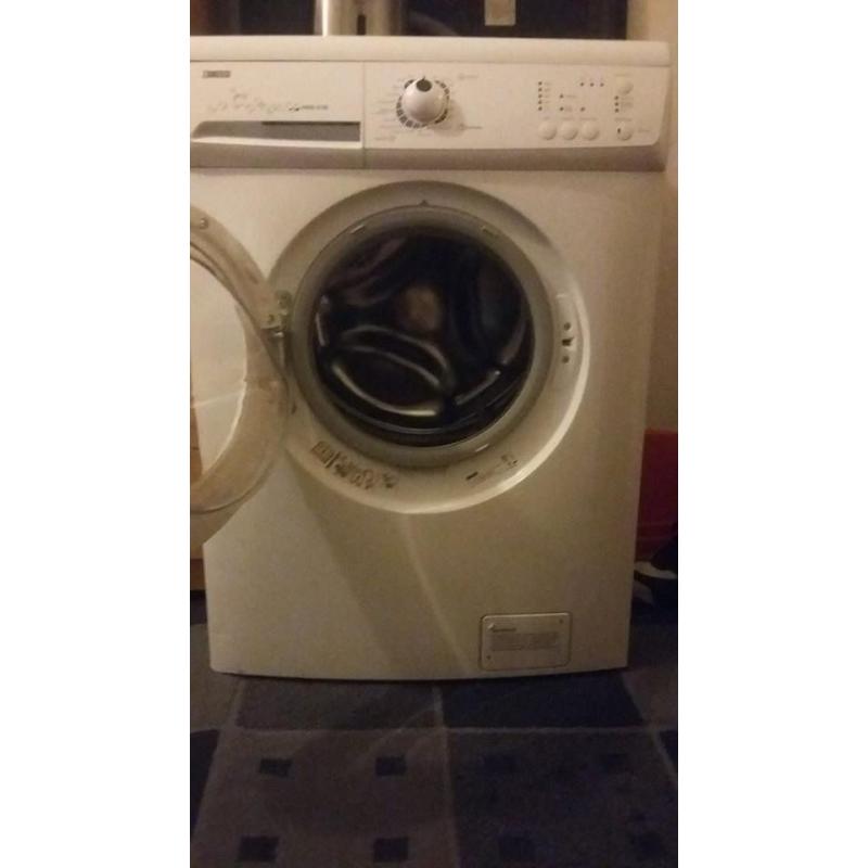 good condition!i Zanussi (easy iron)1400 spin 6kg dimensions (h/ w/ d) 850/ 600/ 590