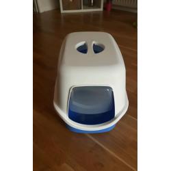 Hooded cat litter tray