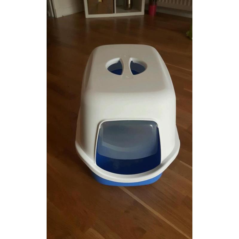 Hooded cat litter tray
