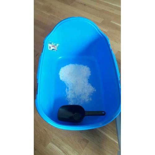 Hooded cat litter tray