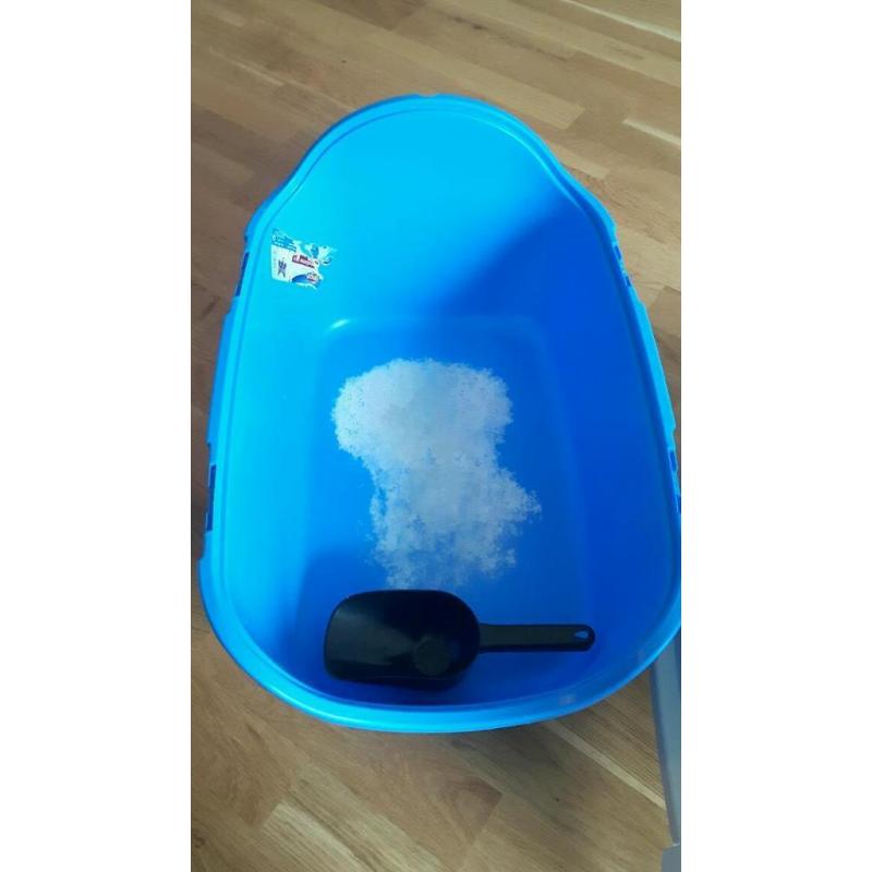 Hooded cat litter tray