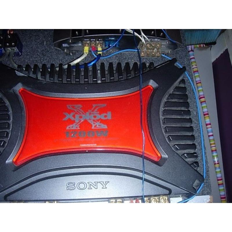 Boombox, twin 10'' sub-woofers two amps two shelf speakers 270w and power cables .