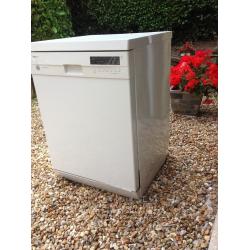 SIEMENS Dishwasher .Clean tidy and in good working order. Selling due to new fitted unit