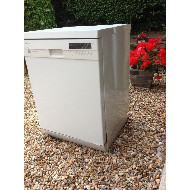 SIEMENS Dishwasher .Clean tidy and in good working order. Selling due to new fitted unit