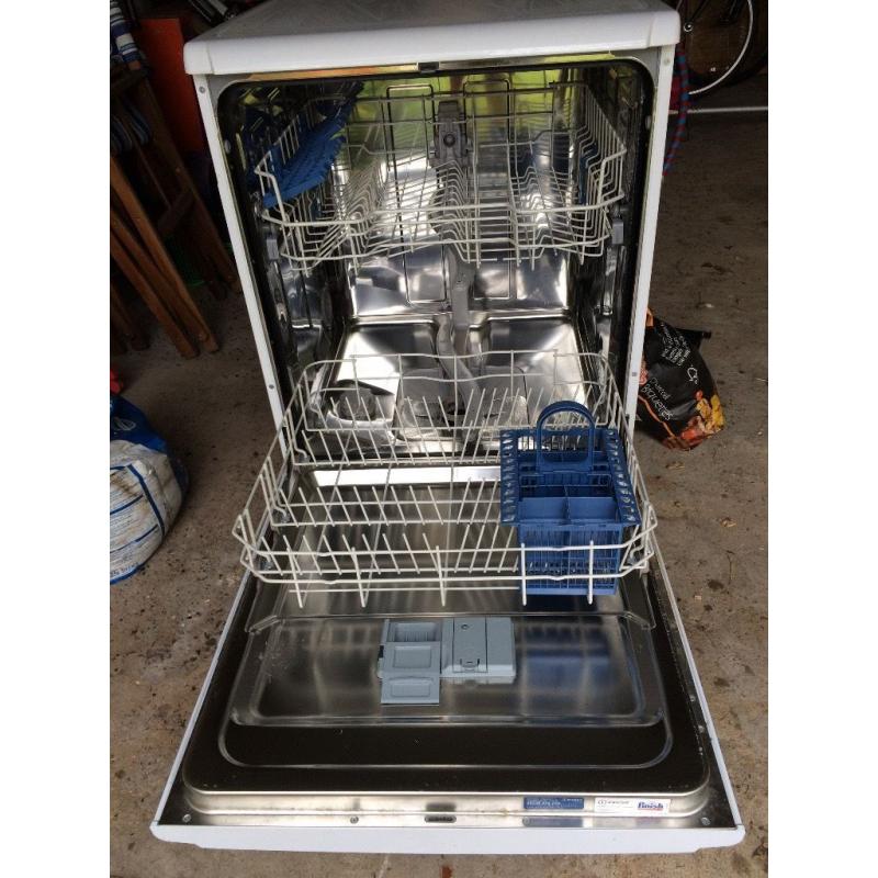 Indesit Dishwasher - VGC. Bought from JL 2 years ago. Selling as have new kitchen