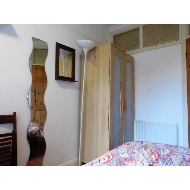 Small Single Room in a female flat share moments from Surbiton Station
