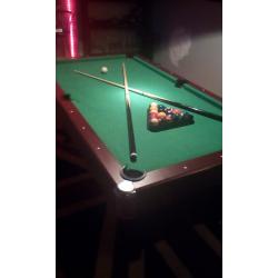 6 foot pool table with 2 cues and balls