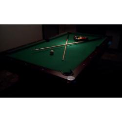 6 foot pool table with 2 cues and balls