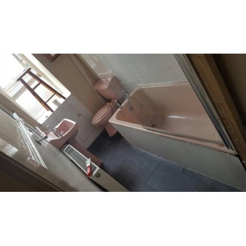 BATH, TOILET AND HANDBASIN "FREE"