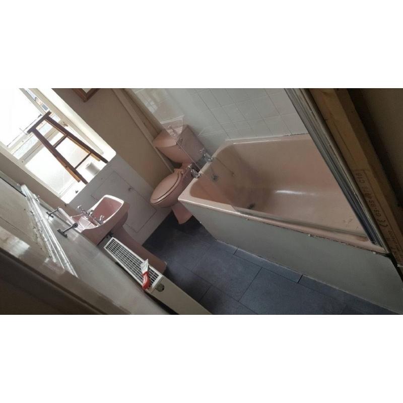 BATH, TOILET AND HANDBASIN "FREE"