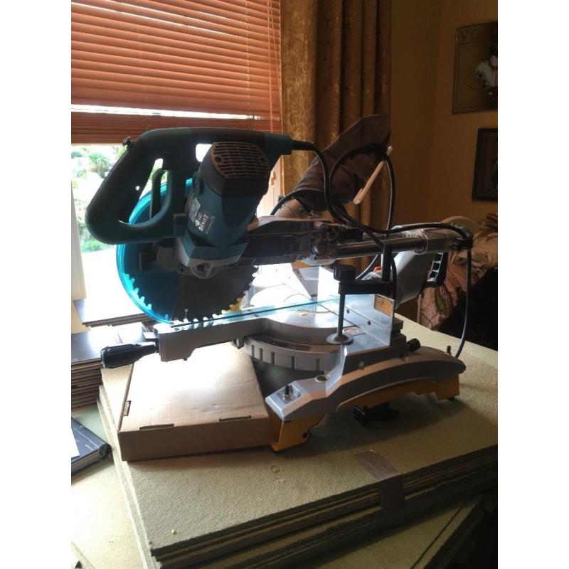 Makita Saw, stand & transformer bundle - Immaculate condition used twice