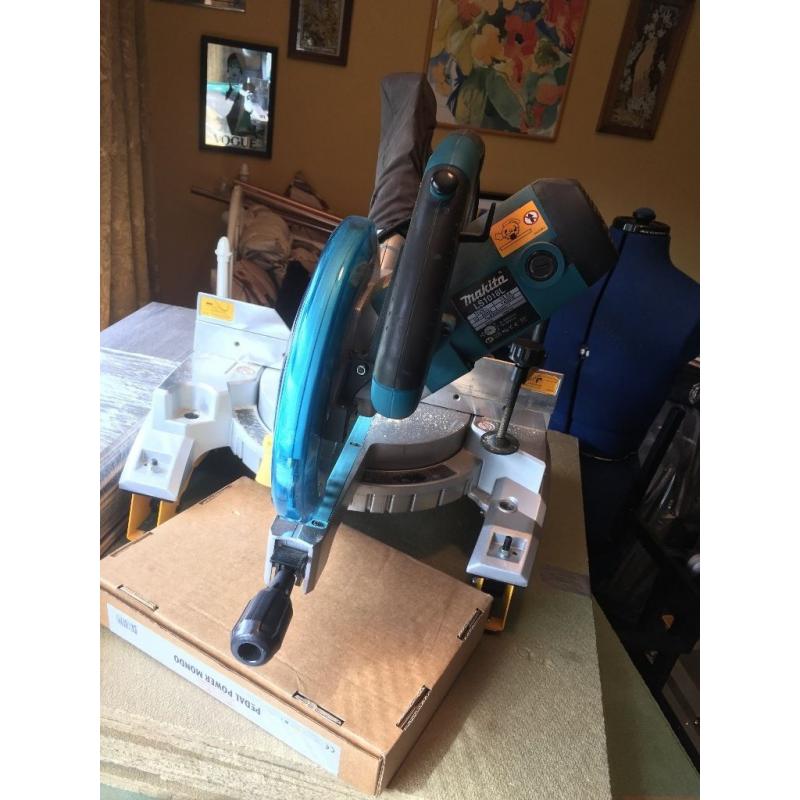 Makita Saw, stand & transformer bundle - Immaculate condition used twice