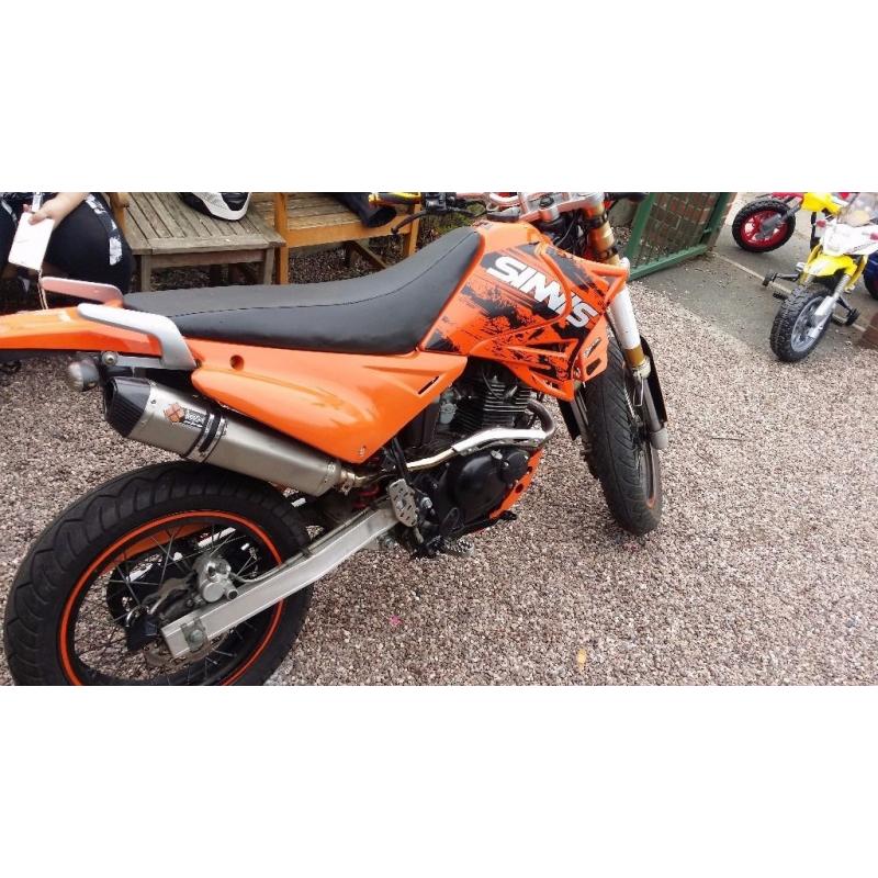 SINNIS Apache 125
