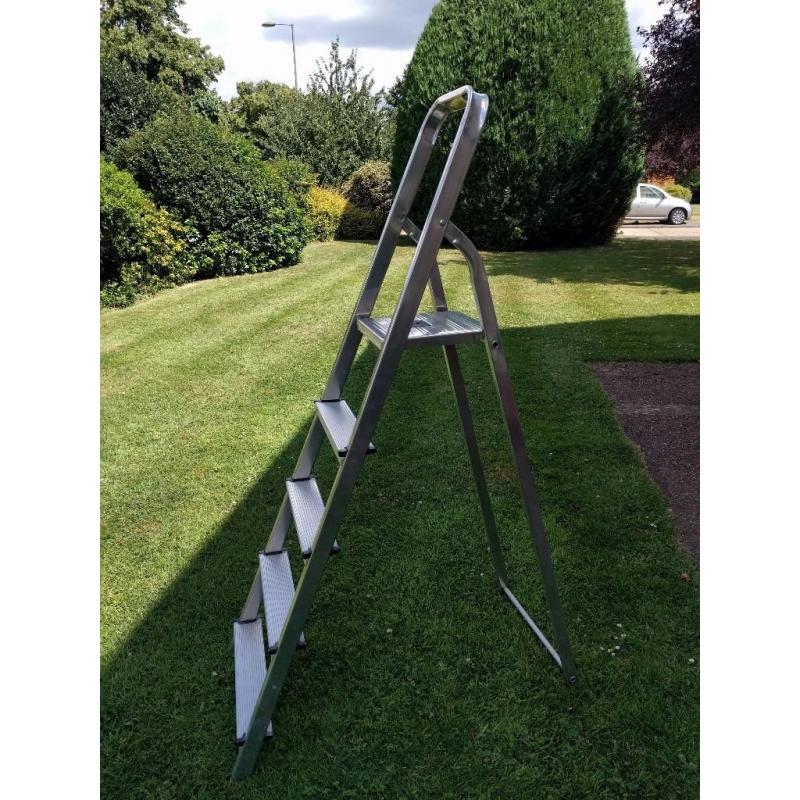 five tread alloy step ladder (5) in good condition