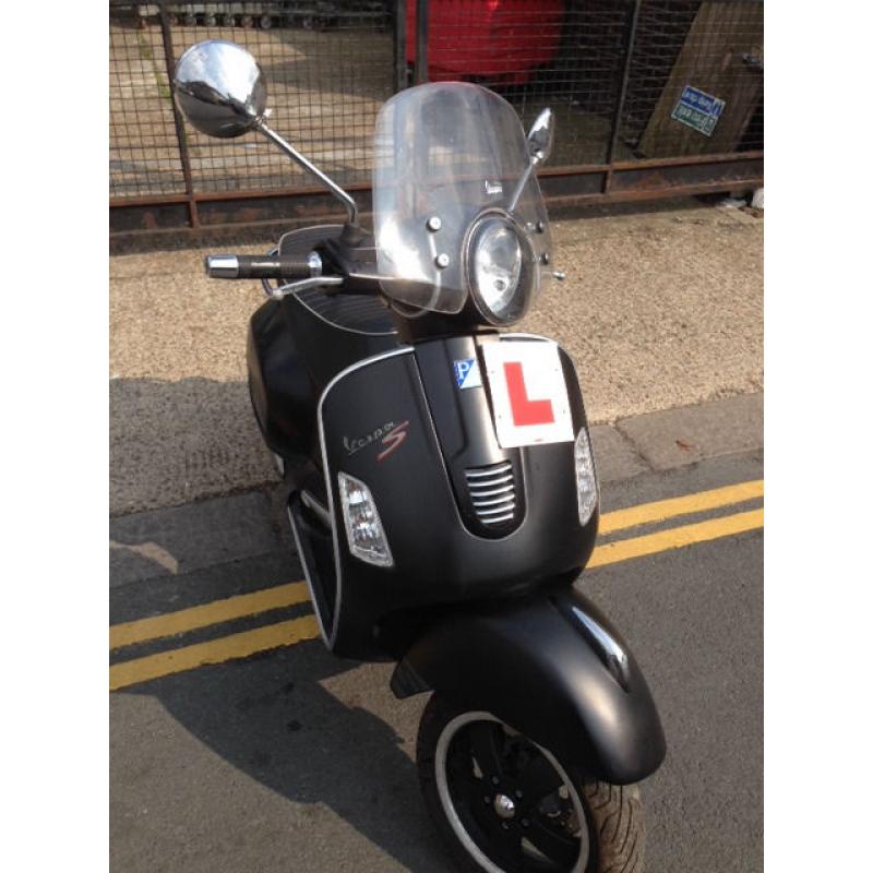 2013 Piaggio Vespa GTS 125 gts125 Super Sport in Black great condition