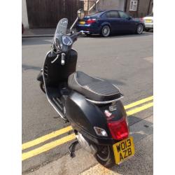 2013 Piaggio Vespa GTS 125 gts125 Super Sport in Black great condition