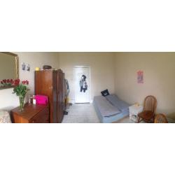 Bright Room close to City Centre / Woodlands