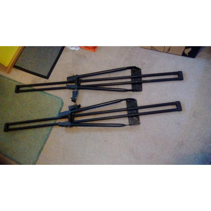 Thule roof bars, lockable foot pack, fixing kit and cycle carriers. (Used) All in good condition