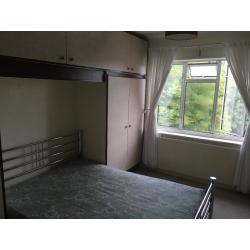 Double room for a girl,two or couple in north Finchley near homebase and Finchley bus garage..all