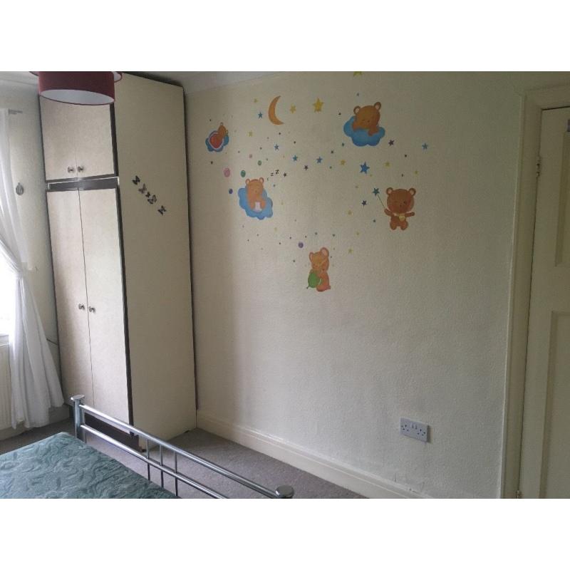 Double room for a girl,two or couple in north Finchley near homebase and Finchley bus garage..all