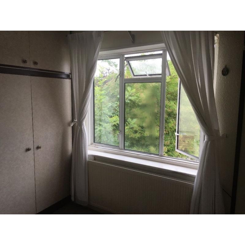 Double room for a girl,two or couple in north Finchley near homebase and Finchley bus garage..all