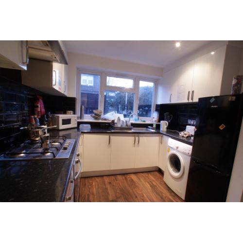 D. Giant EN SUITE Double room in farringdon-Zone1 *all bills incl*