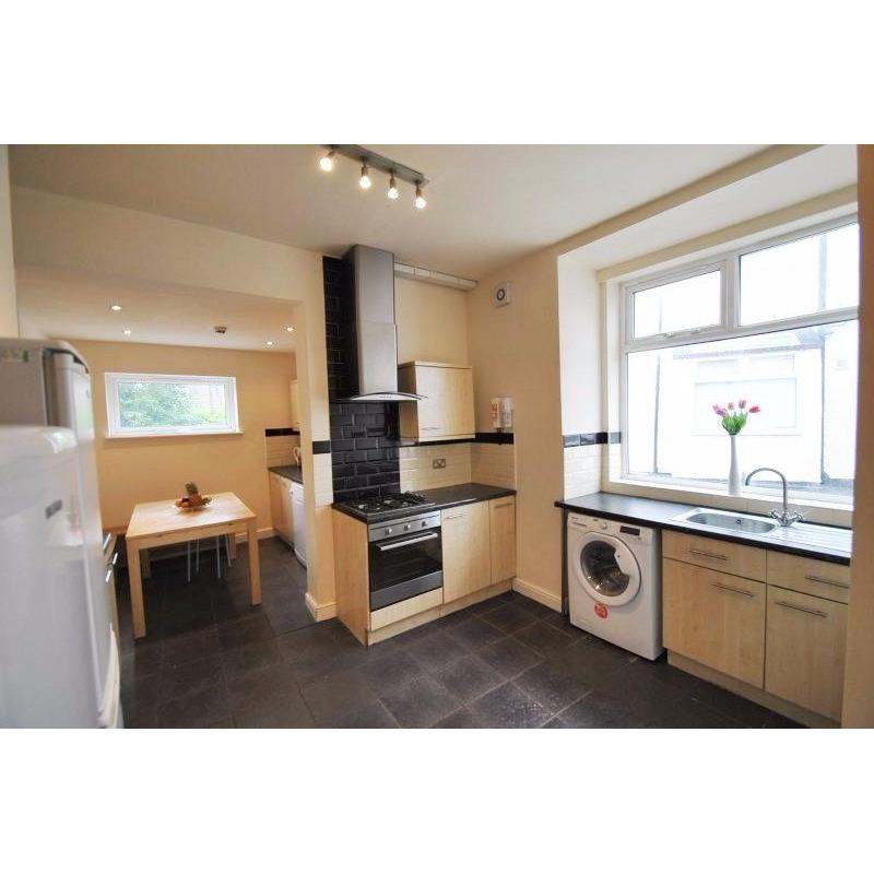 10 Double Rooms are in 10 Bedroom House, Available Now, Bills Included, Slade Lane
