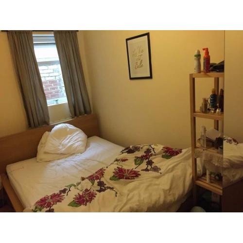 Great flat right next to Clapham North!