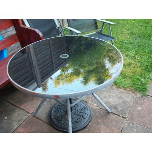garden table and 4 chairs for quick sale
