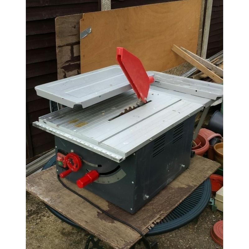 Table saw with extensions