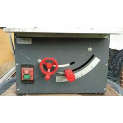 Table saw with extensions
