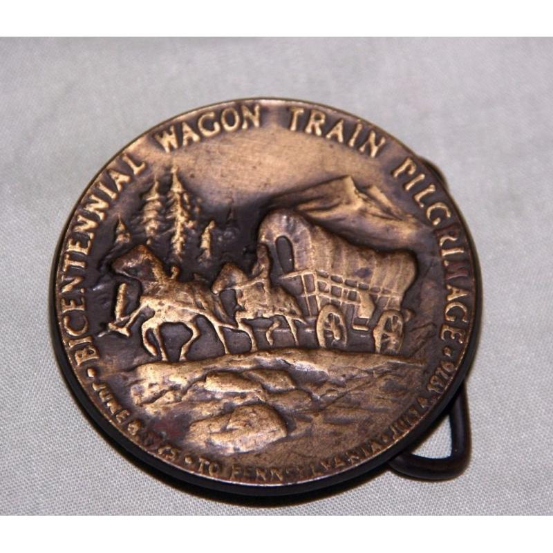 WILD WEST COLLECTIBLE - VINTAGE BELT BUCKLE - BiCENTENNIAL WAGON TRAIN 1776 TO PENNSYLVANIA USA