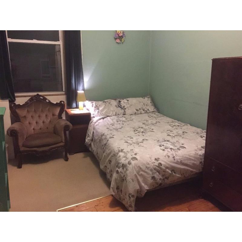 Warm bright double room in friendly carefully modernised traditional tenement flat (GCH, DG, etc.)