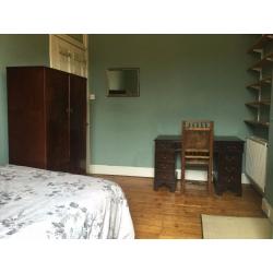 Warm bright double room in friendly carefully modernised traditional tenement flat (GCH, DG, etc.)
