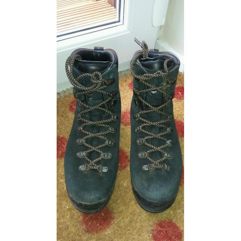 Scarpa mountain walking boots size 8