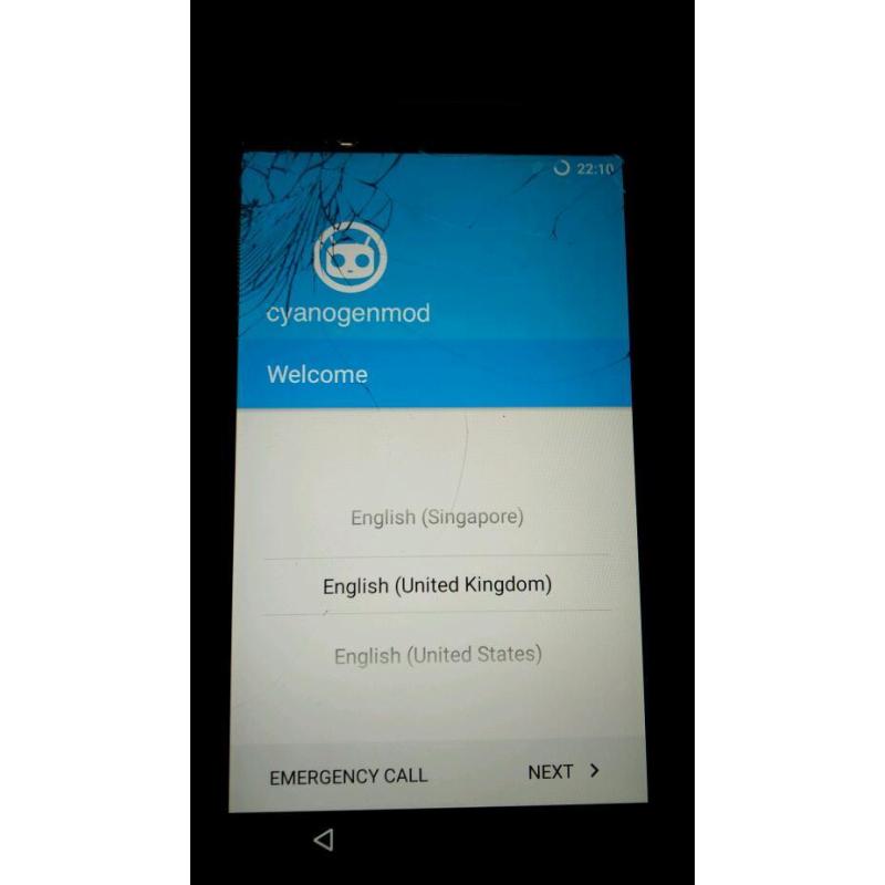 Unlocked 4G Moto G Phone - cracked screen