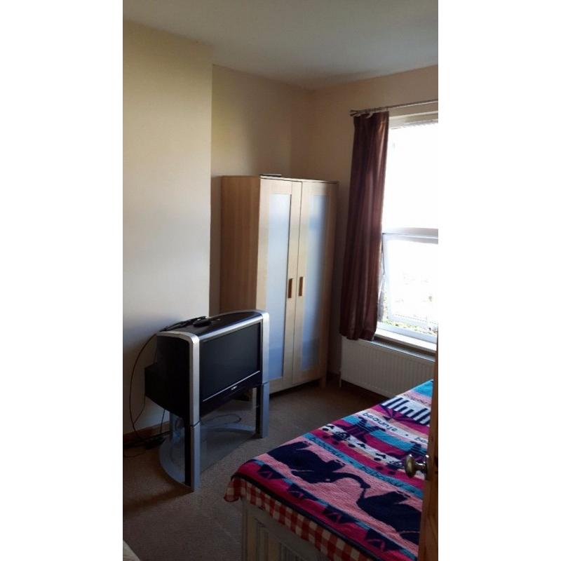 Single furnished room to rent