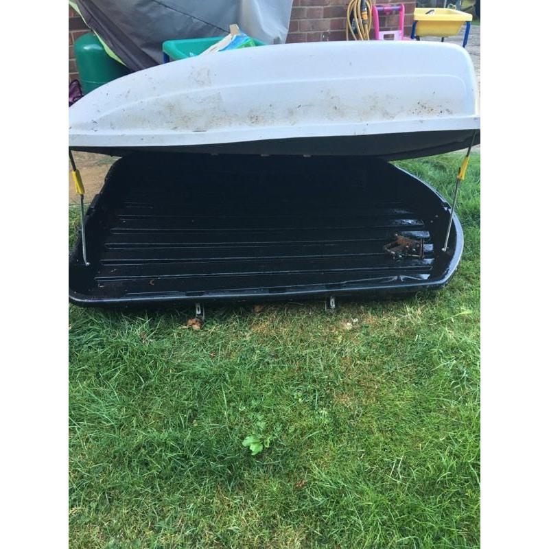 Roof box