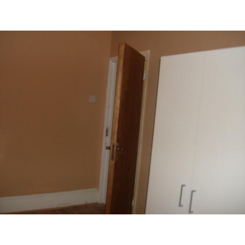 double room with 2 new bathrooms 5 mints walking distance to plaistow statiion